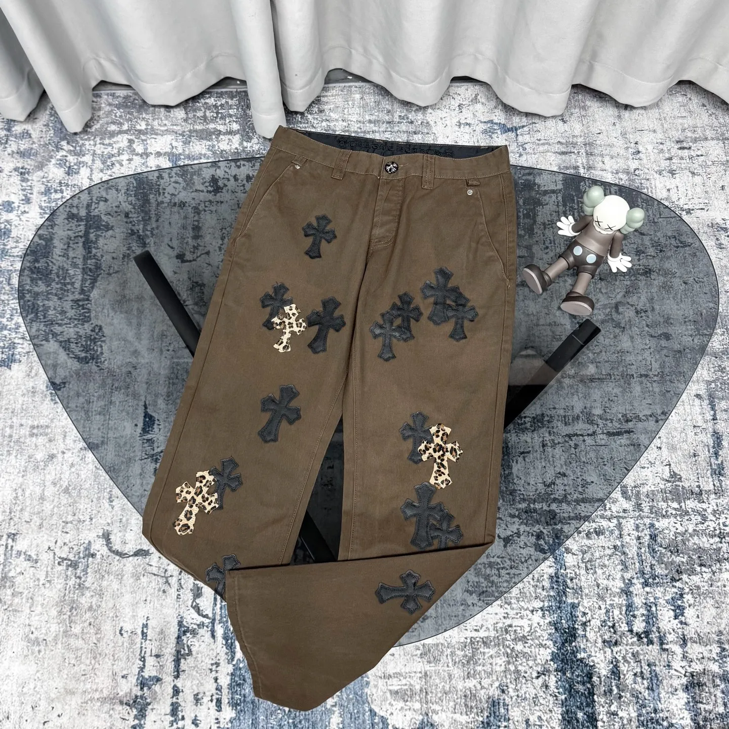 P260 Chrome Hearts/Chrome Hearts leopard print checkerboard horsehair cross patch leather jeans - Full of exploring the ultimate in fashion, Chrome Hearts' new Chrome Hearts pants cleverly integrate camouflage cross, checkerboard horsehair cross and other elements to break the traditional boundaries. The clever fusion of Mattyboy’s same style, overalls and khaki jeans brings endless matching inspiration to fashionistas.  This pair of Croxin overalls not only presents a unique retro style, but also combines comfort and sophistication with its wide-leg, loose design. The mid-high waist design matches a lazy and casual style, which not only makes the legs longer but also maintains a casual feel, it is a must-have fashion choice for trendy men and trendy women.  Brown overalls are unique in leather matching and color selection, making them the leader among overalls. Chrome Hearts' khaki cross chino casual pants have a prince-like aristocratic feel. The pants have 40 panels of leather and full texture. The W34 size is perfectly presented and has become the focus of the forefront of fashion. Whether it's for daily wear or a trendy try, these pants can bring you an excellent fashion experience.  Color: brown Size: 28 30 32 34 corresponding size s-xl